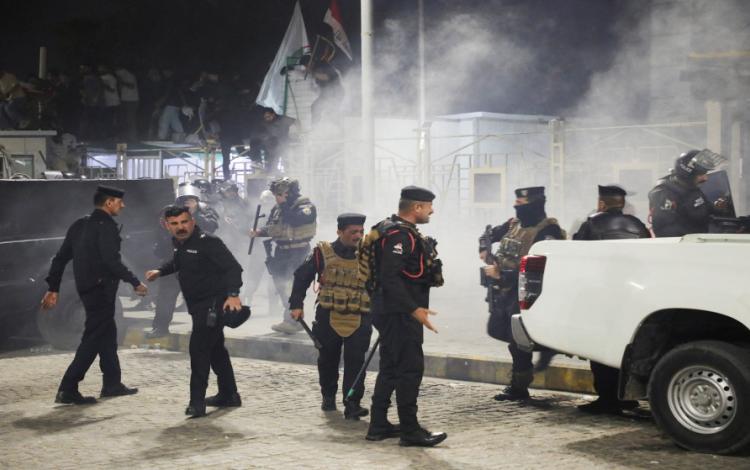 قوات أمن عراقية أمام القنصلية الكويتية في البصرة 7/4/2026 | رويترز