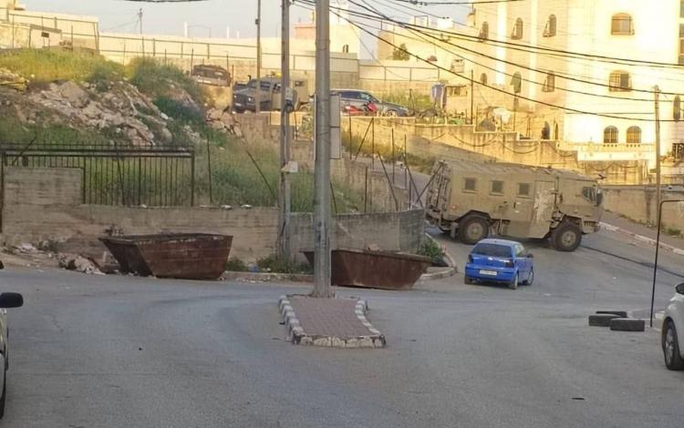 قوة من جيش الاحتلال تقتحم منطقة جبل جوهر جنوب الخليل وتعرقل حركة مرور الأهالي 26/4/2026 | فلسطين بوست