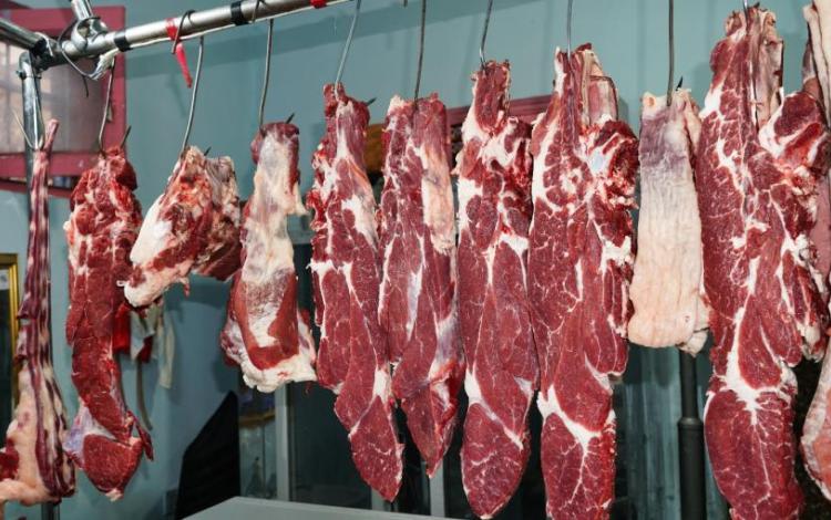 لحوم حمراء طازجة معروضة للبيع في إحدى الملاحم
