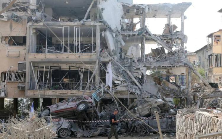 مبنى تضرر بعد هجوم صاروخي باليستي إيراني بالقرب من تل أبيب | أسوشييتد برس