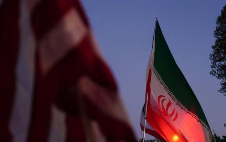 متظاهرون يرفعون العلم الإيراني أمام البيت الأبيض بعد إعلان ترامب وقف إطلاق نار لمدة أسبوعين مع إيران 8/4/2026 | رويترز