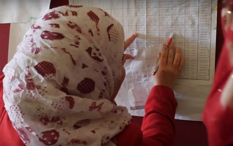 معلمة تراجع جدول الحصص | تعبيرية