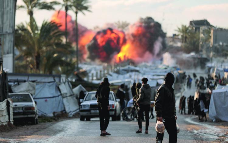 نيران تتصاعد من مكان استهدفه الاحتلال قرب مخيم للنازحين بدير البلح وسط قطاع غزة | أرشيفية أسوشييتد برس