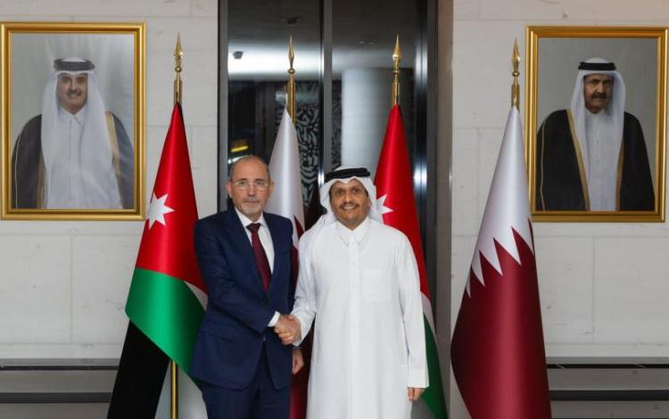 وزير الخارجية أيمن الصفدي خلال لقاء سابق مع نظيره القطري الشيخ محمد بن عبد الرحمن آل ثاني في الدوحة