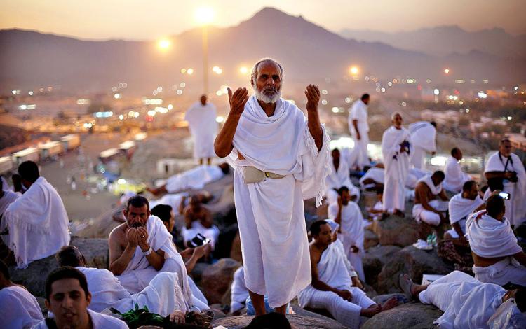 حجاج يتضرعون إلى الله على جبل عرفة