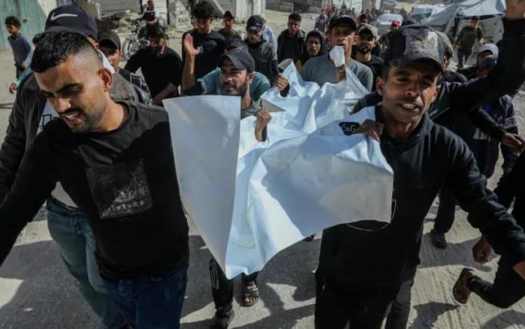 تشييع جثمان شهيد أمام مستشفى ناصر في قطاع غزة 3/5/2026 | الأناضول