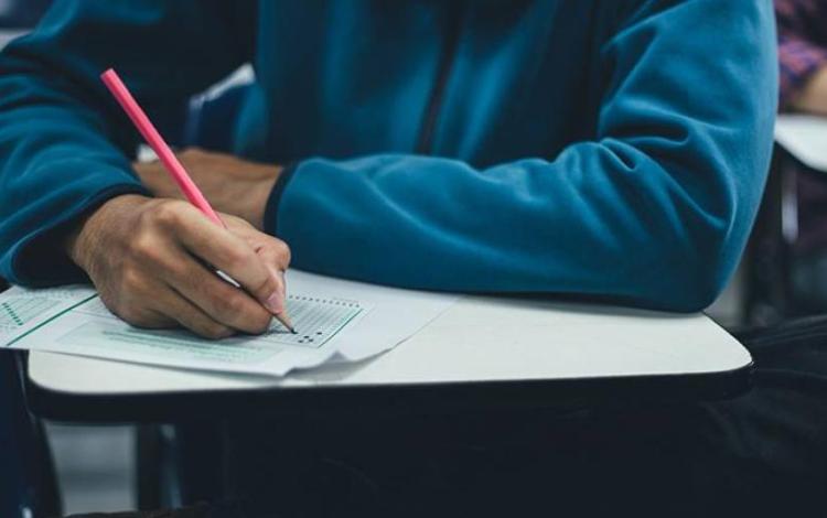 طالب يؤشر على الإجابات في ورقة امتحان | تعبيرية
