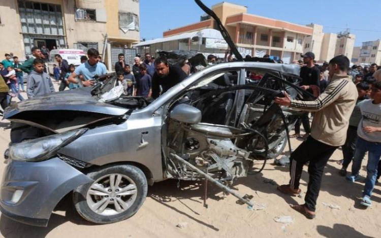 غارة إسرائيلية على سيارة تقل شرطيين فلسطينيين في خانيونس جنوبي قطاع غزة 10/5/2026 | رويترز