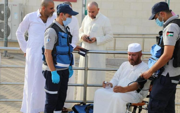 كوادر من الدفاع المدني الأردني يقدمون المساعدة لحاج على احد المعابر الحدودية | أرشيفية