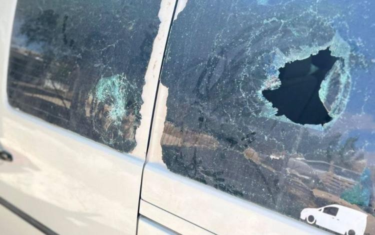 مستوطنون يعتدون على مركبات الفلسطينيين في منطقة شويكي بالظاهرية جنوب الخليل | فلسطين بوست