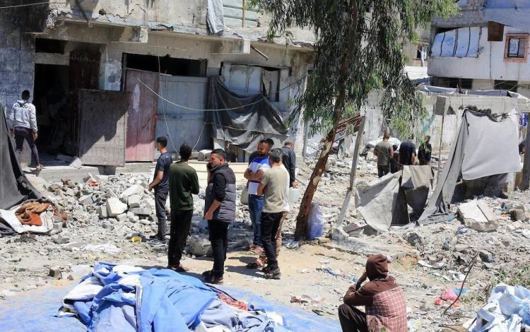 نازحون يتفقدون منازلهم وخيامهم المتضررة في مدينة غزة جراء استهداف شقة سكنية 28/5/2026 | وكالة الأنباء الفلسطينية