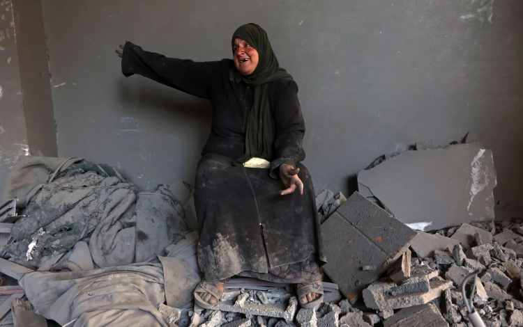 فلسطينية تبكي وسط دمار مبنى استهدفته غارة إسرائيلية في مخيم الشاطئ بمدينة غزة 9/5/2026 | وكالة الأنباء الفرنسية