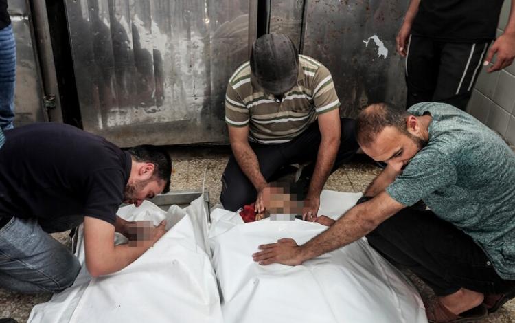 جانب من وداع أقارب شقيقين فلسطينيين استشهدا إثر قصف الاحتلال الإسرائيلي على منزل في مخيم المغازي وسط القطاع | 3 حزيران 2026| الأناضول