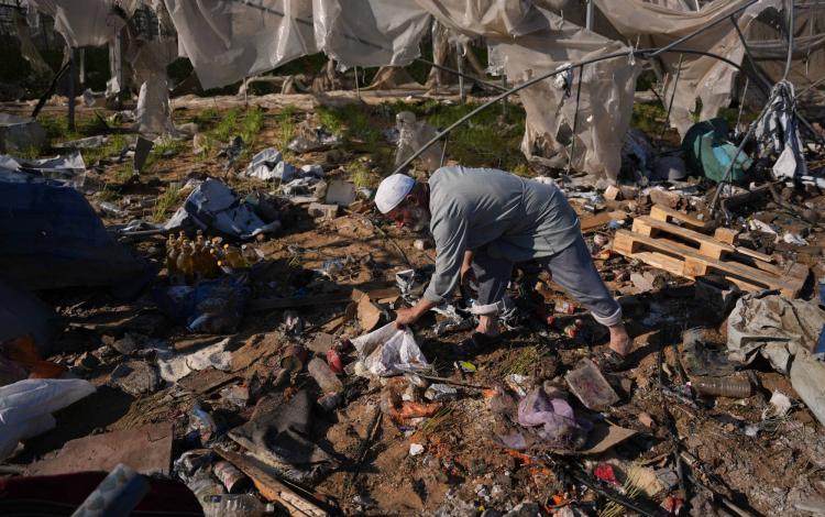 فلسطيني يتفقد الحطام بموقع غارة إسرائيلية في خانيونس جنوب قطاع غزة 29/5/2026 | أسوشييتد برس
