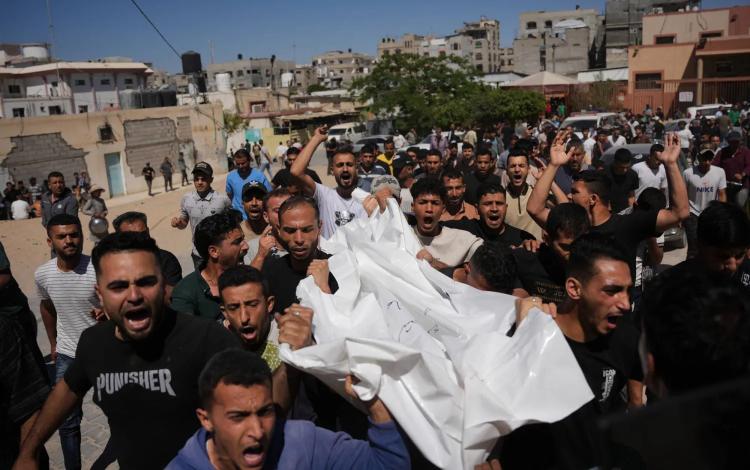 فلسطينيون يشيعون شهيدا إثر غارة جوية إسرائيلية في خانيونس جنوب غزة 8/6/2026 | أسوشيتيد برس