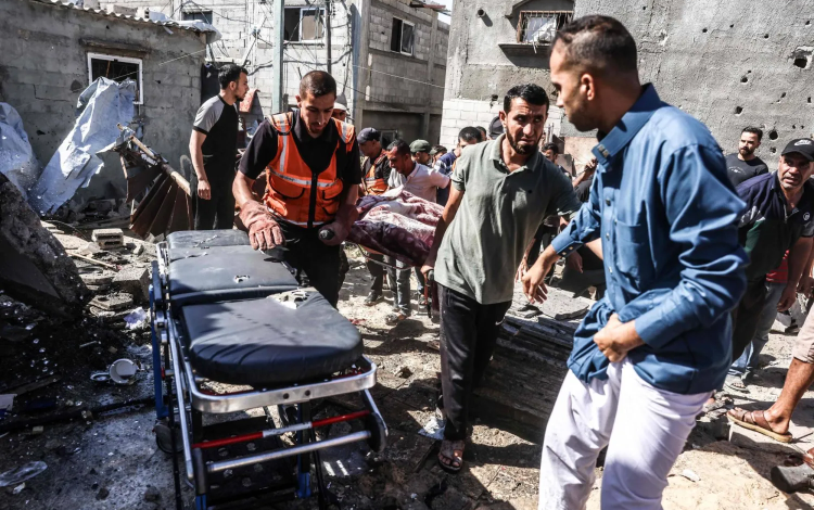 فرق الدفاع المدني الفلسطيني في موقع غارة إسرائيلية استهدفت خانيونس جنوب غزة 14/6/2026 | وكالة الأنباء الفرنسية
