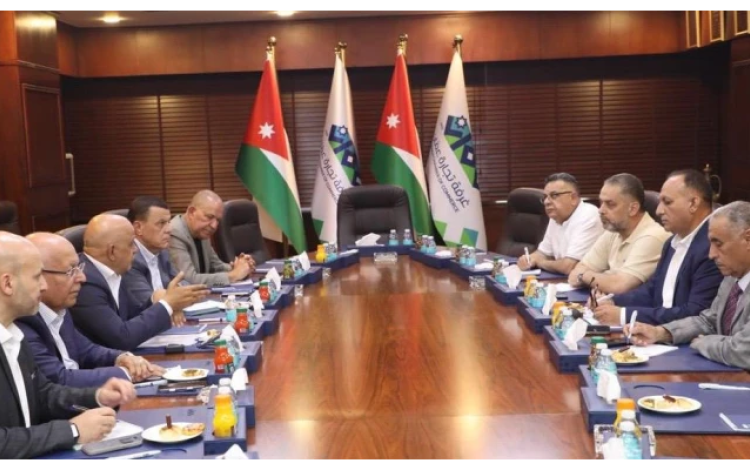 جانب من اجتماع غرفة تجارة عمان ونقابة أصحاب مكاتب تأجير السيارات السياحية 28/6/2026