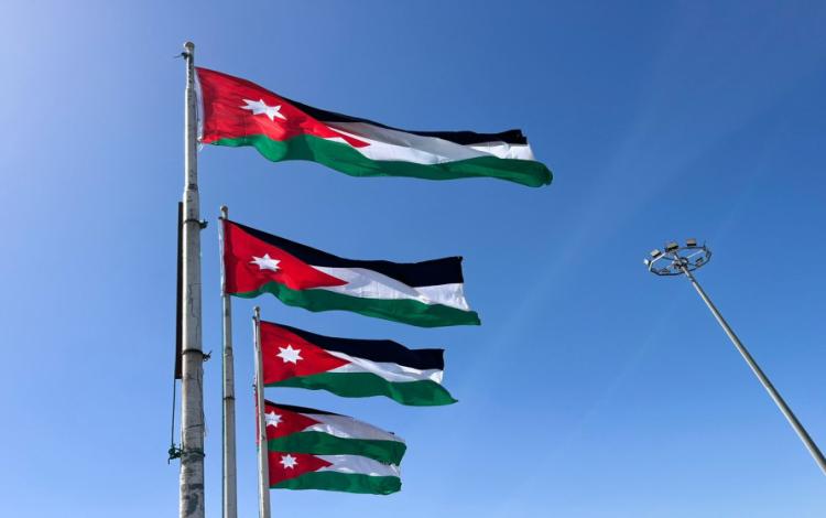 العلم الأردني يرفرف على السواري