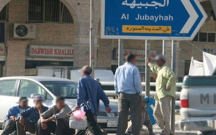 عاملون غير أردنيون عند دوار الواحة في العاصمة عمان