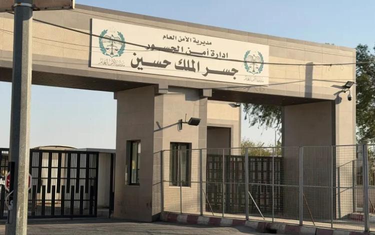 بوابة جسر الملك حسين من الجانب الأردني | الجزيرة
