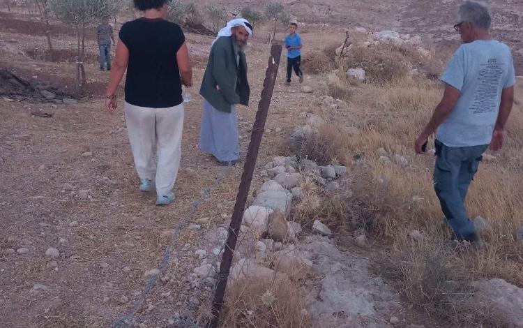 المزارع الفلسطيني إبراهيم الجبور يتفقد آثار تخريب سياج أرضه في منطقة حوارة بمسافر يطا جنوبي الخليل 30/7/2026 | فلسطين بوست