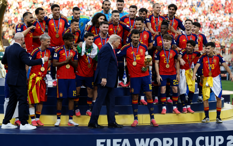 لحظة تتويج منتخب إسبانيا بطلا لكأس العالم 2026 ويظهر الرئيس الأمريكي دونالد ترامب وهو يتوجه إلى منصة التتويج 19/7/2026