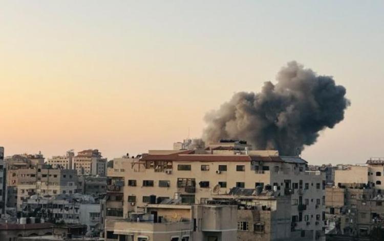 لحظة شن جيش الاحتلال الإسرائيلي غارة جوية استهدفت مسجدا في منطقة اليرموك بمدينة غزة 28/7/2026 | وكالة شهاب