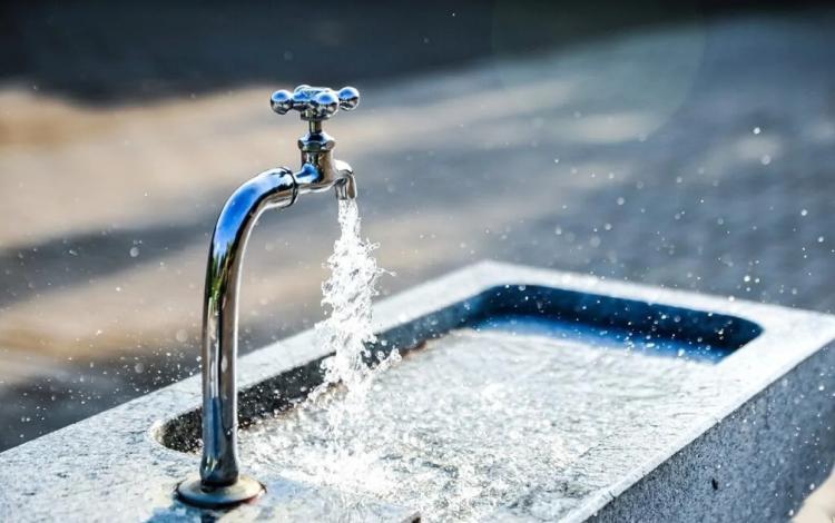 مياه تتدفق من صنبور مفتوح