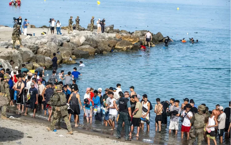 عناصر من الشرطة الإسبانية يوقفون مهاجرين حاولوا العبور من المغرب إلى سبتة | وكالة الأنباء الألمانية