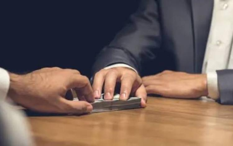 شخص يمد لشخص آخر مبلغا من المال