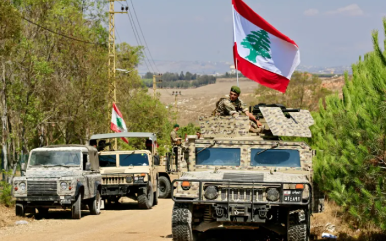 جنود من الجيش اللبناني خلال دخولهم بلدة زوطر الغربية للانتشار ضمن ما يعرف بـالمناطق التجريبية جنوبي البلاد| الأوروبية