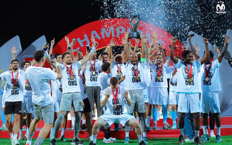لاعبو الفيصلي خلال تسلمهم كأس السوبر 2026