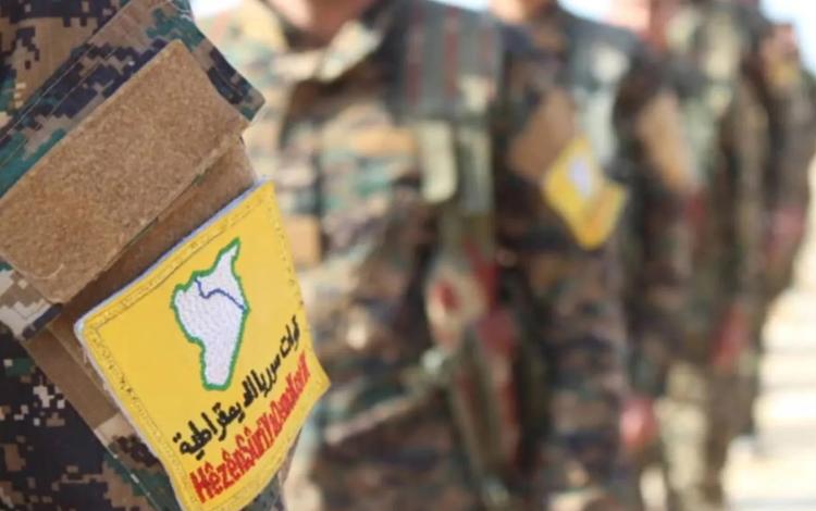 بزة عسكرية تحمل شعار قوات سوريا الديمقراطية "قسد"