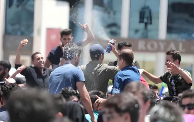 طلبة توجيهي يحتفلون بصدور  نتائجهم