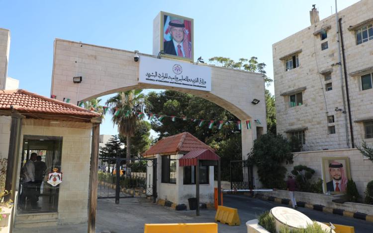 صورة تعبيرية لمدخل مبنى وزارة التربية والتعليم والتنمية البشرية