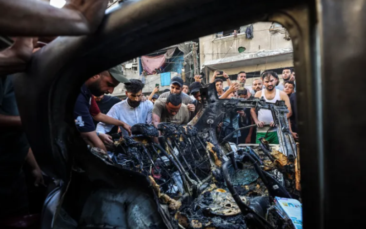 فلسطينيون يتجمعون في موقع استهداف "إسرائيلي" لسيارة أسفر عن استشهاد رجل وابنته | الفرنسية