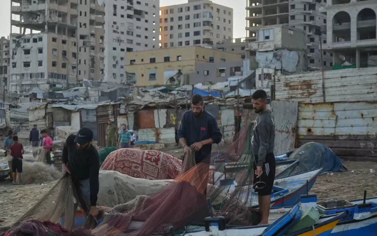 صيادون فلسطينيون يعملون على شباك صيدهم 13/9/2026 | أسوشييتد برس